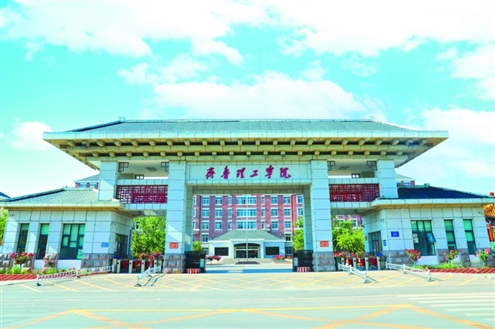 齐鲁理工学院确立“中华优秀传统文化孕育下的理工生”育人理念,实施“九个一”齐鲁文化育人工程,全力培养“中华优秀传统文化孕育下的理工生”